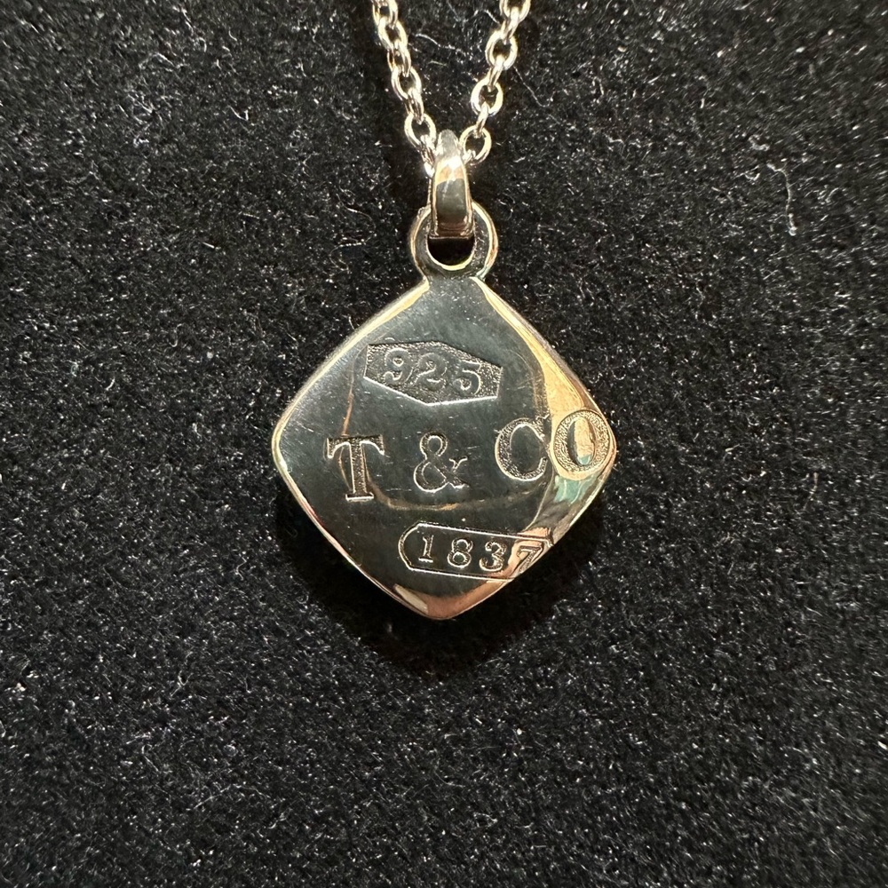 🔹Authentic Tiffany and Co .925 Necklace
🔹